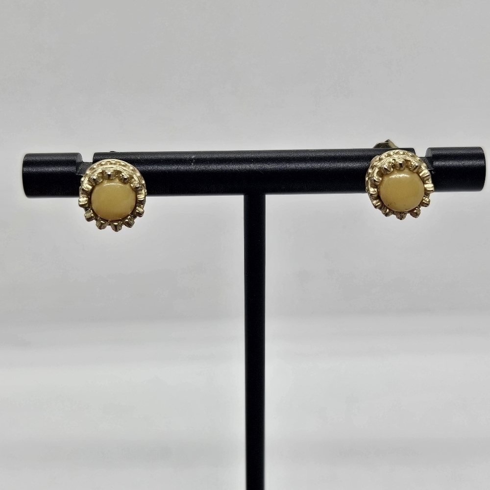 gold tone stud earrings with yellow cabochon center